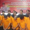 Sejumlah tersangka jaringan pembuat dan pengedar uang palsu dihadirkan saat rilis kasus di Mapolres Kabupaten