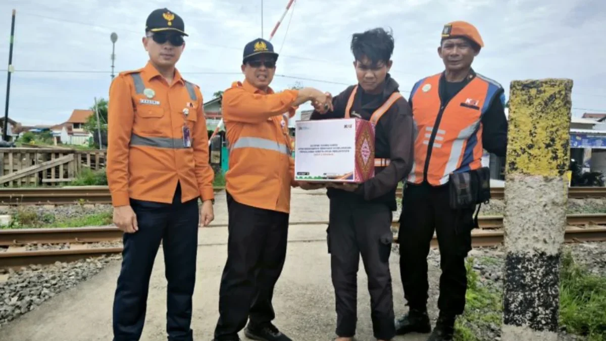30 Paket Sembako Bagi Petugas Penjaga Perlintasan Swadaya, KAI Daop 3 Cirebon: Peran Penting Jaga Keselamatan PT Kereta Api Daop 3 Cirebon membagikan 30 paket sembako kepada petugas penjaga perlintasan swadaya yang berad