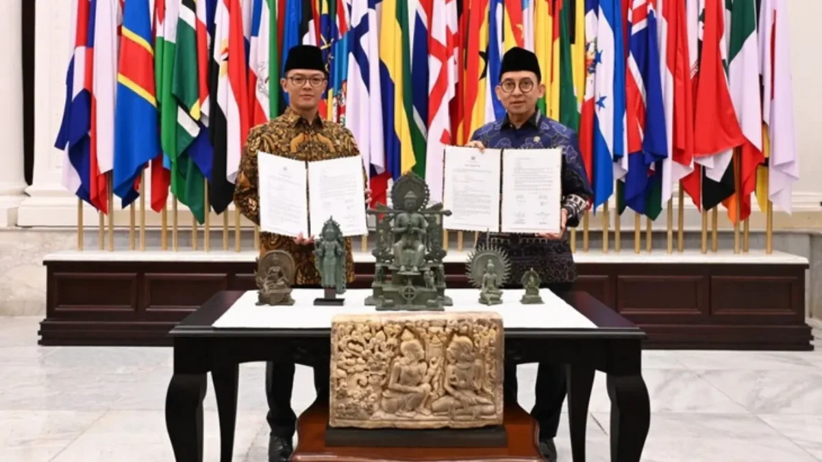 6 Objek Budaya Dipulangkan dari Amerika Serikat, Diserahkan Kemlu ke Kemenbud Menteri Luar Negeri (Menlu) RI Sugiono (kiri) dan Menteri Kebudayaan Fadli Zon