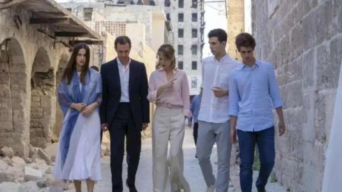 Mantan presiden Suriah Bashar al-Assad dan keluarganya berada di Moskow dan menerima suaka atas dasar kemanusi