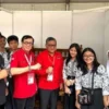 Sekjen PDIP Hasto Kristiyanto dan Ketua DPP PDIP Yasonna Laoly berfoto bersama (tengah; seragam merah) di sela