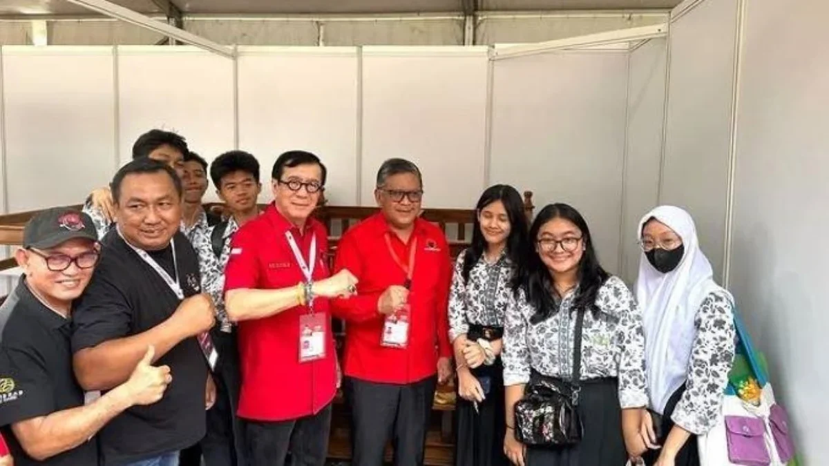KPK Cegah Yasonna Laoly dan Hasto Kristiyanto ke Luar Negeri Sekjen PDIP Hasto Kristiyanto dan Ketua DPP PDIP Yasonna Laoly berfoto bersama (tengah; seragam merah) di sela