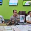 Kapolres Malang, AKBP Putu Kholis Aryana saat konferensi pers di Crisis Center Pos Pelayanan Karanglo, Rabu (2