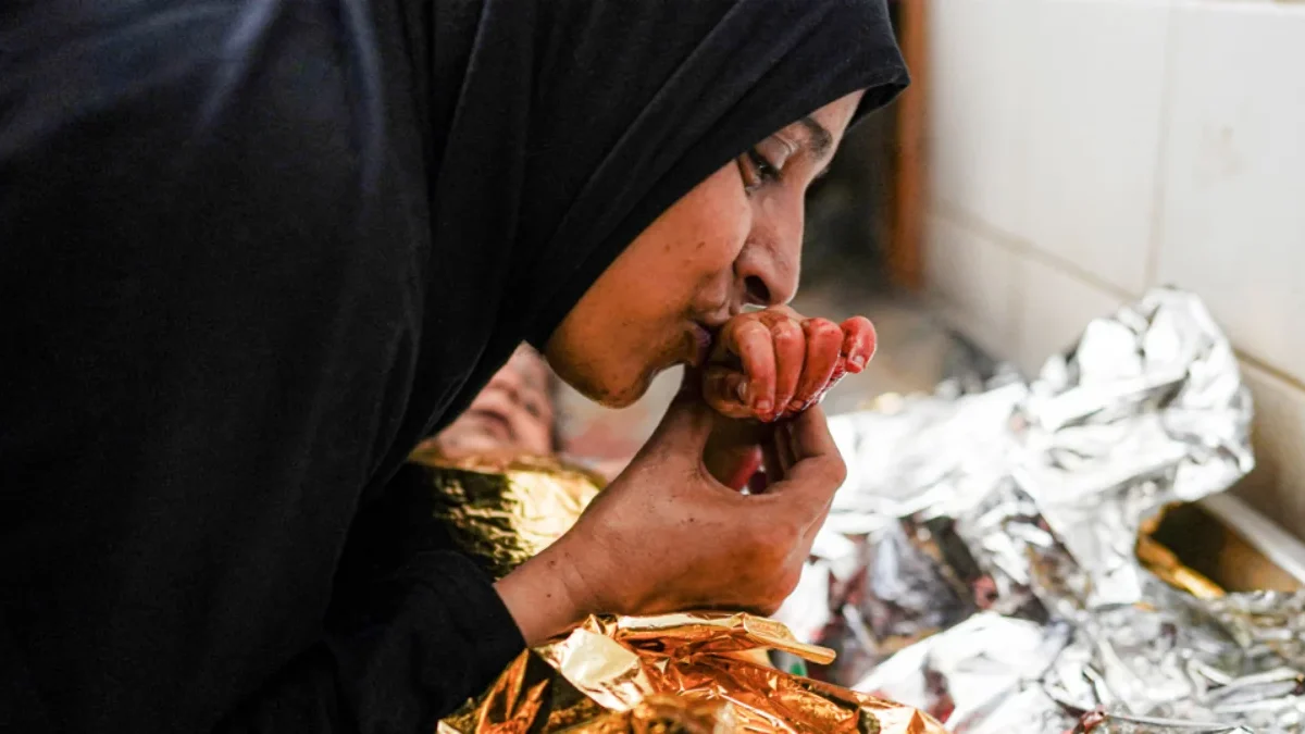 Seorang ibu mengucapkan selamat tinggal kepada jenazah anaknya yang tewas dalam serangan udara Israel di Jalur