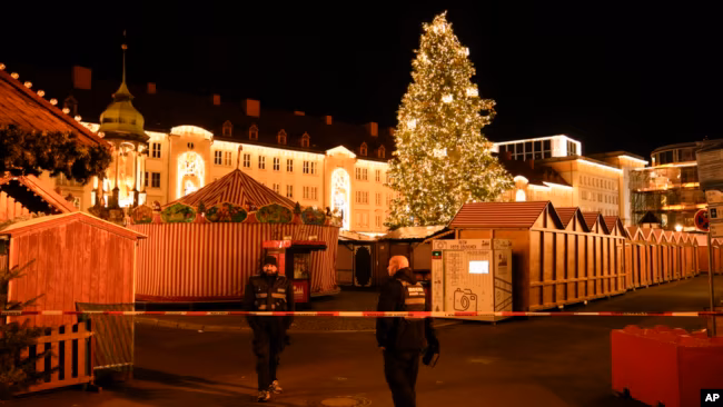 Penjaga keamanan berdiri di depan Pasar Natal yang ditutup setelah sebuah mobil menabrak kerumunan orang, di M