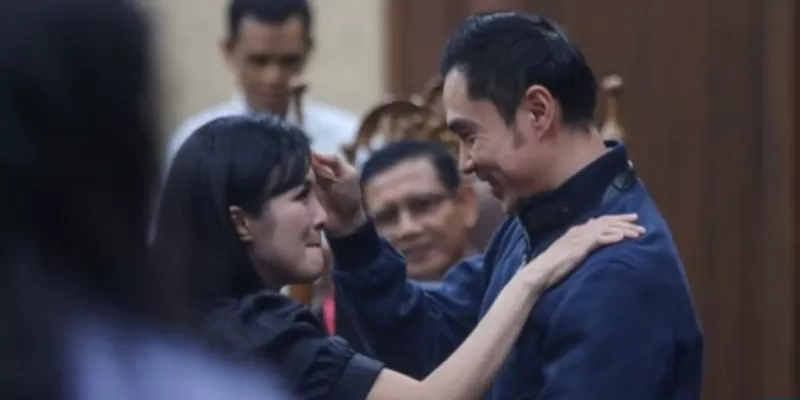 Peluk Hangat Sandra Dewi Pasca Bersaksi Sidang Korupsi Harvey Moeis