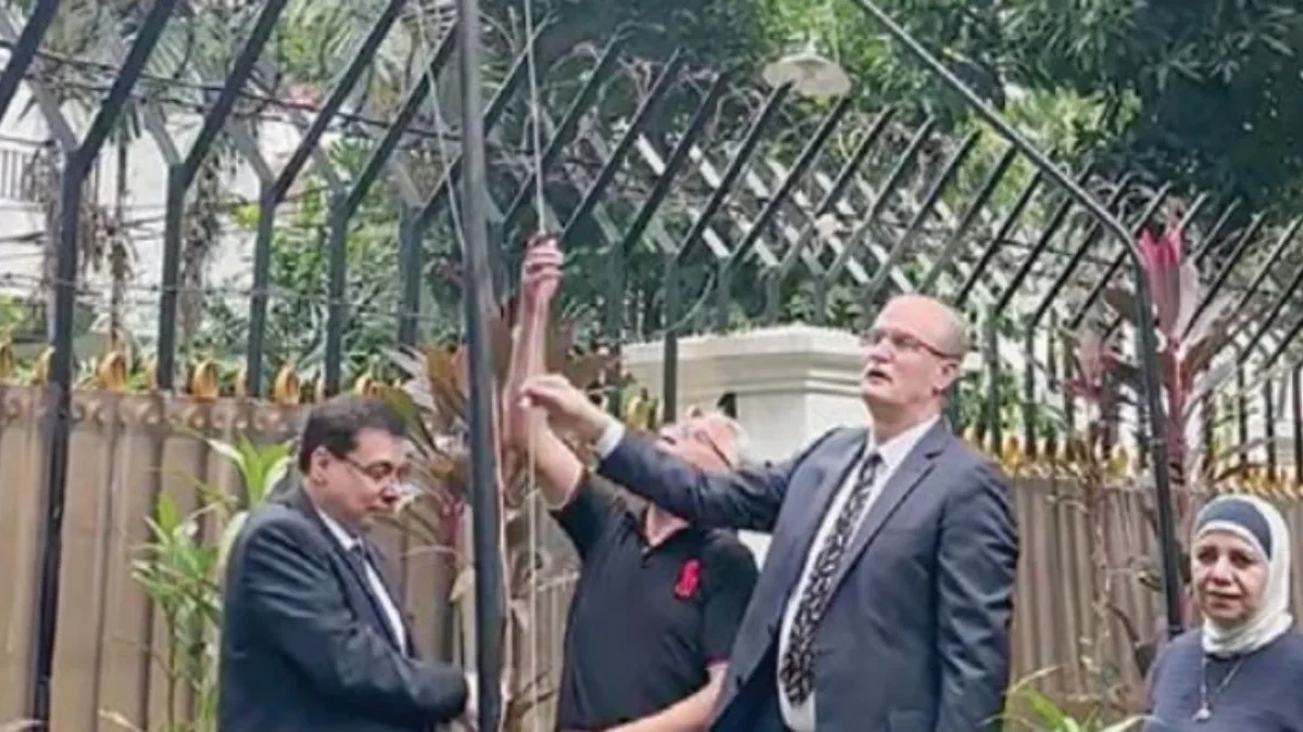 Dubes Suriah: Keruntuhan Rezim Bashar al-Assad Wujud Perlawanan Murni Oposisi dan Kehendak Rakyat Dubes Abdulmonem Annan (kedua kanan) mengerek bendera baru Suriah di Kedutaan Besar Suriah di Jakarta, Senin (