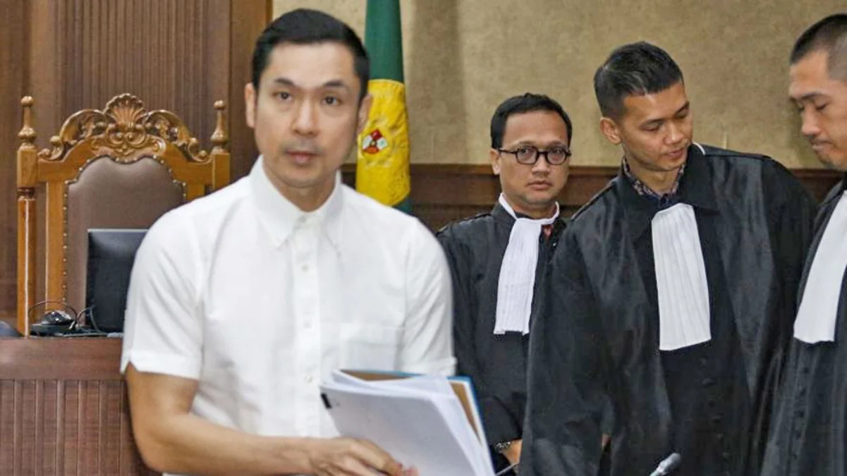 Terdakwa Harvey Moeis selaku perpanjangan tangan PT Refined Bangka Tin (RBT) saat memasuki ruang persidangan d