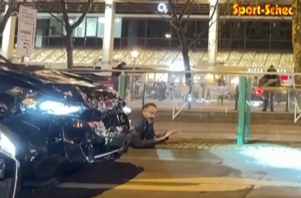 Al-Abdulmohsen melarikan diri ke Jerman sebagai pengungsi Arab Saudi pada tahun 2006 dan memperoleh status pen