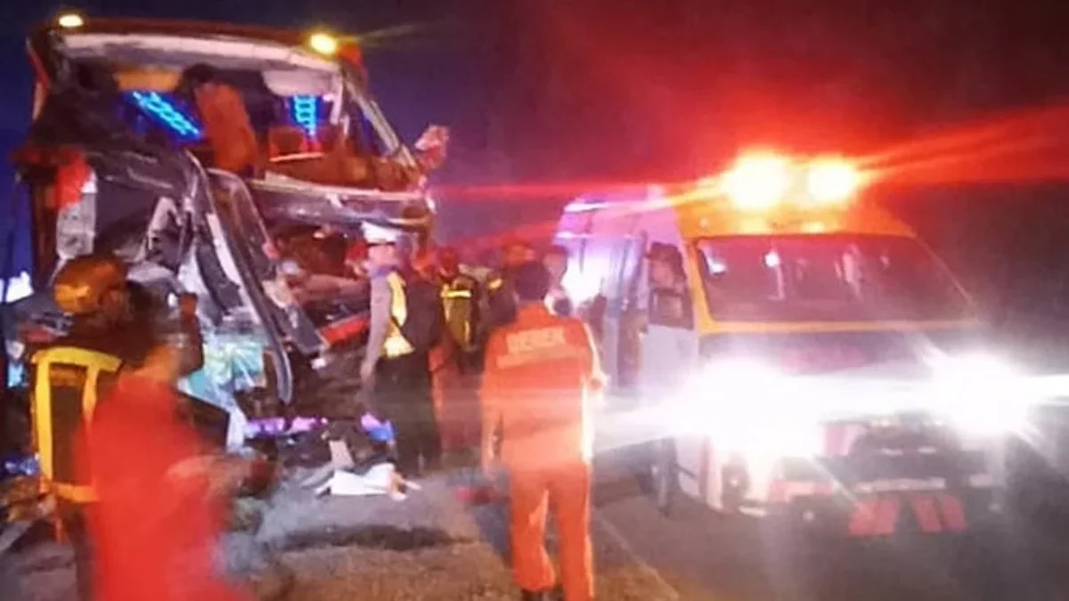 kecelakaan di Tol Cipularang KM 80 antara bus dan truk. foto/Dok. Jasa Marga