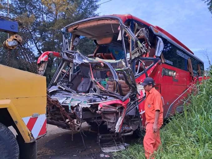 2 Kecelakaan di Ruas Tol Cipularang pada Kamis Dini Hari, Jasa Marga Evakuasi Kendaraan Kecelakaan terjadi di Kilometer 80 Tol Cipularang, Kecamatan Babakancikao, Kabupaten Purwakarta, Jawa Barat, K
