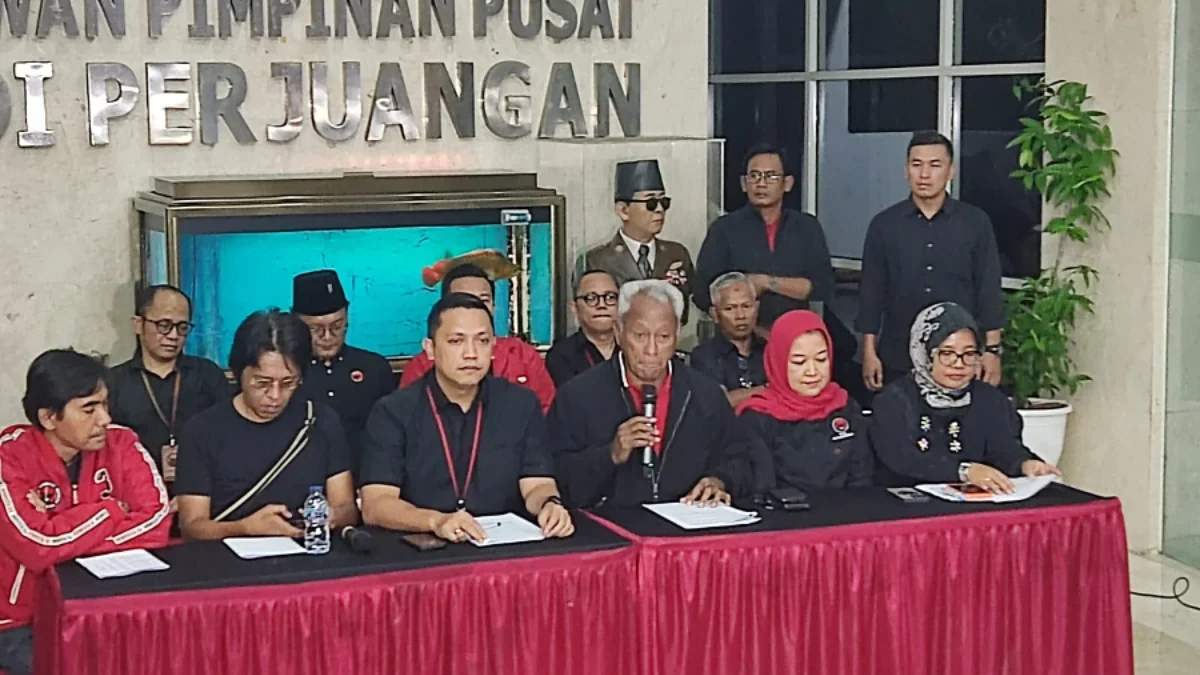 9 Poin Sikap PDI Perjuangan Terkait Penetapan Tersangka Hasto Kristiyanto Ketua Bidang Reformasi Sistem Hukum Nasional DPP PDIP Ronny Talapessy (kedua kiri) didampingi Wakil Sekretaris