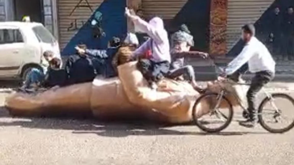 Rezim Baath Suriah Jatuh Era Keluarga Assad Berakhir, Patung Hafez al-Assad Roboh Massa telah merobohkan beberapa patung mantan presiden Hafez al Assad di seluruh Suriah, ketika pasukan pember