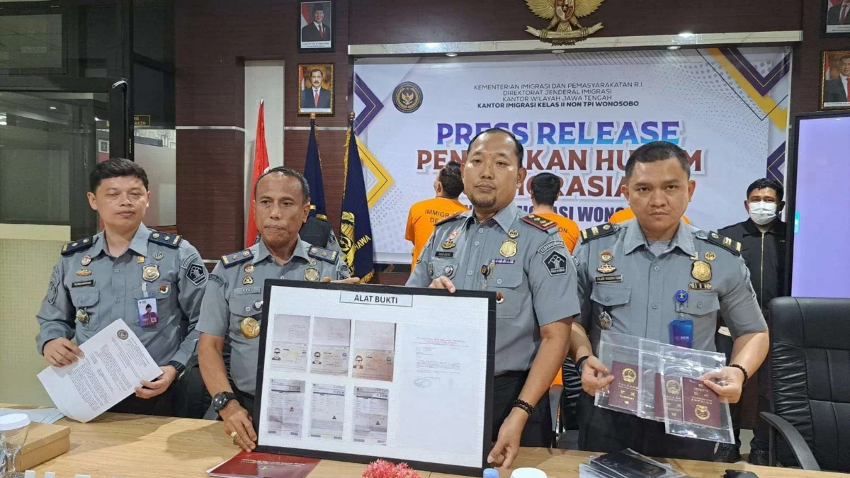 Kepala Divisi Keimigrasian Kanwil Kemenkumham Jawa Tengah, Is Edy Ekoputranto konferensi pers pada di Kantor I