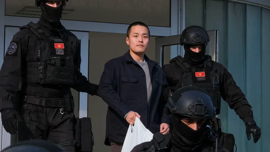 Petugas polisi Montenegro mengawal warga Korea Selatan, pendiri Terraform Labs Do Kwon di ibu kota Montenegro,