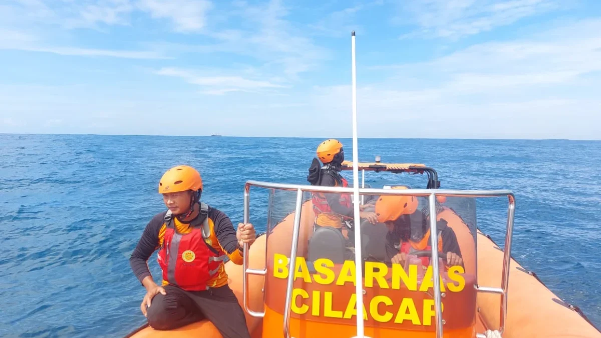 Tim SAR Gabungan saat pencarian tiga ABK KM Kennedy yang hilang kontak di Perairan Cilacap. (Basarnas Cilacap)