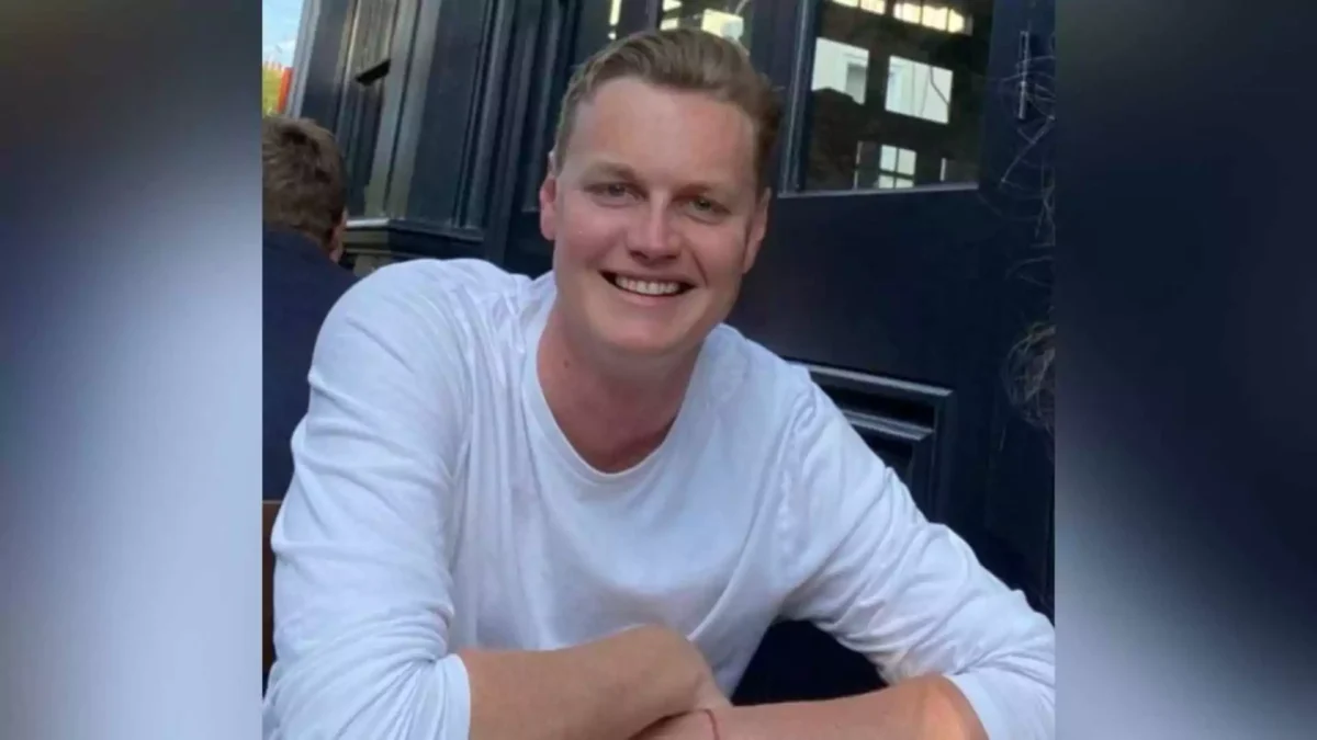 Anak Tiri Pengasuh Kerajaan Inggris Korban Serangan New Orleans Selebaran keluarga yang dikeluarkan oleh Polisi Metropolitan pada Sabtu 4 Januari 2025 menunjukkan Edward Pett