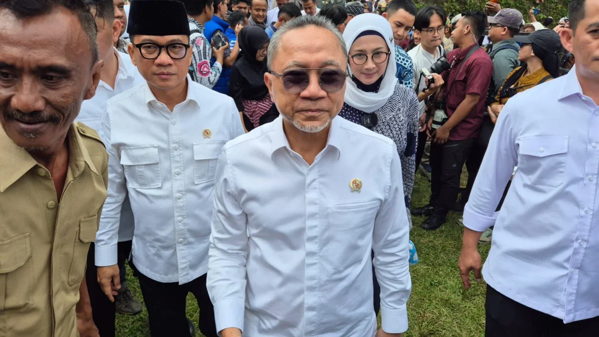 Pembangunan Daerah Tertinggal Yandri Susanto didampingi Menko Bidang Pangan Zulkifli Hasan di Hari Desa Nasion