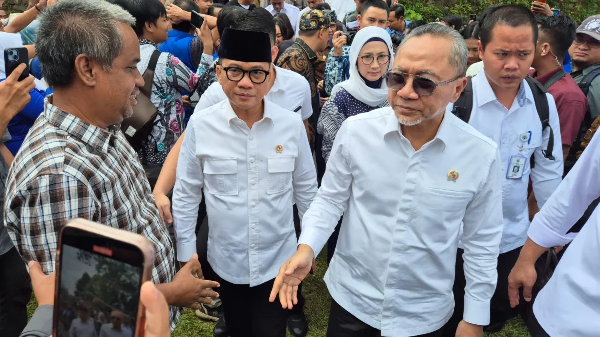 Manifesto Kedaulatan Pangan Zulkifli Hasan: Antara Kemerdekaan Petani dan Menolak Impor Heru Subagia dan Zulhas di Lapangan Desa Cisaat, di Kecamatan Ciater saat kemeriahan memperingati Hari Desa ya