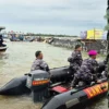 Personel TNI AL bersama warga bongkar paksa pagar laut misterius yang membentang sejauh 30 kilometer (km) di p