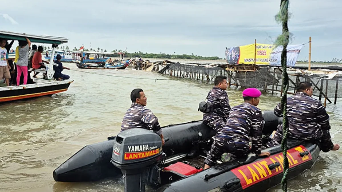 Ombudsman: Ada Potensi Maladministrasi Korupsi Proses Penerbitan HGB dan SHM Area Pagar Laut di Tangerang Personel TNI AL bersama warga bongkar paksa pagar laut misterius yang membentang sejauh 30 kilometer (km) di p
