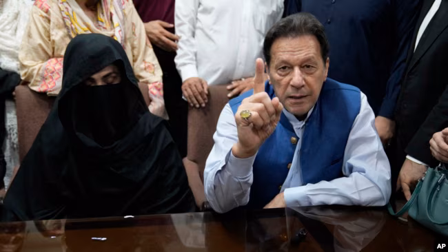 Mantan Perdana Menteri Pakistan Imran Khan (kanan) bersama istrinya, Bushra Bibi, berbicara kepada media di ka
