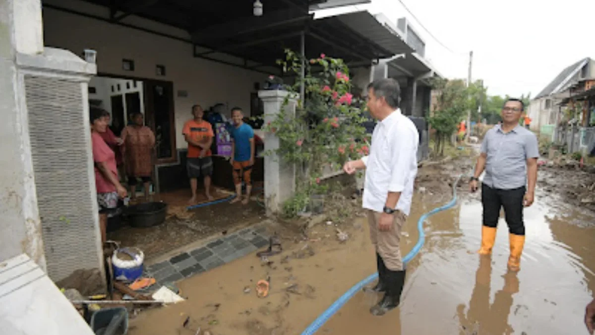Bey Tinjau Banjir Bandang Cirebon, Masyarakat di Jawa Barat Diminta Waspada Potensi Bencana Penjabat Gubernur Jabar Bey Machmudin meninjau lokasi banjir bandang di Kelurahan Watubelah, Kecamatan Sumber,