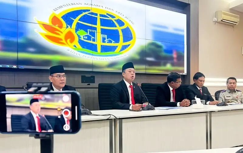 Menteri ATR/BPN Benarkan Pagar Laut Sepanjang 30,16KM di Perairan Tangerang Punya HGB dan SHM, Ini Jelasnya Menteri Agraria dan Tata Ruang/Kepala Badan Pertanahan Nasional (ATR/BPN) Nusron Wahid (dua kiri) dalam jumpa