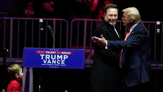 Berikut Daftar Nama yang Diumumkan Donald Trump untuk Kabinet dan Sejumlah Lembaga Tinggi Amerika Serikat Presiden terpilih AS Donald Trump menyapa CEO Tesla dan pemilik X Elon Musk dalam rapat umum sehari sebelum Tr