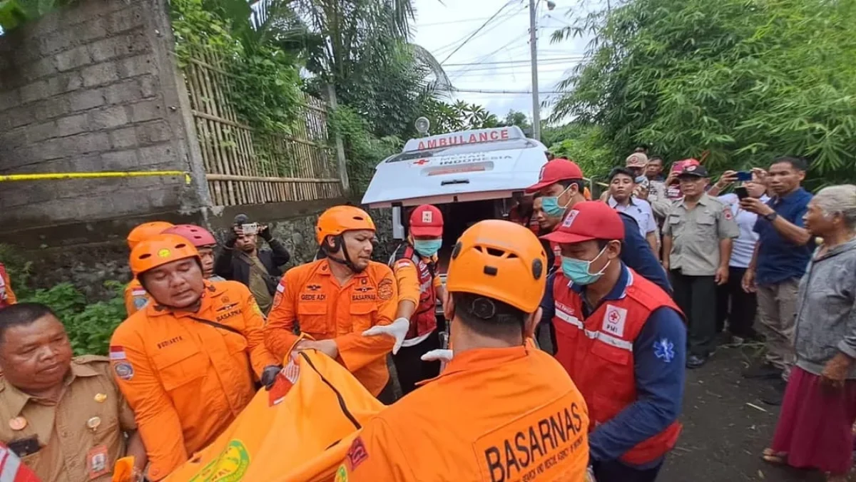 Bencana Longsor Bali, BNPB Pastikan 8 Warga Meninggal Dunia Tim SAR mengangkut jenazah korban tanah longsor ke mobil ambulance di Desa Ubung Kaja, Kecamatan Denpasar Utar