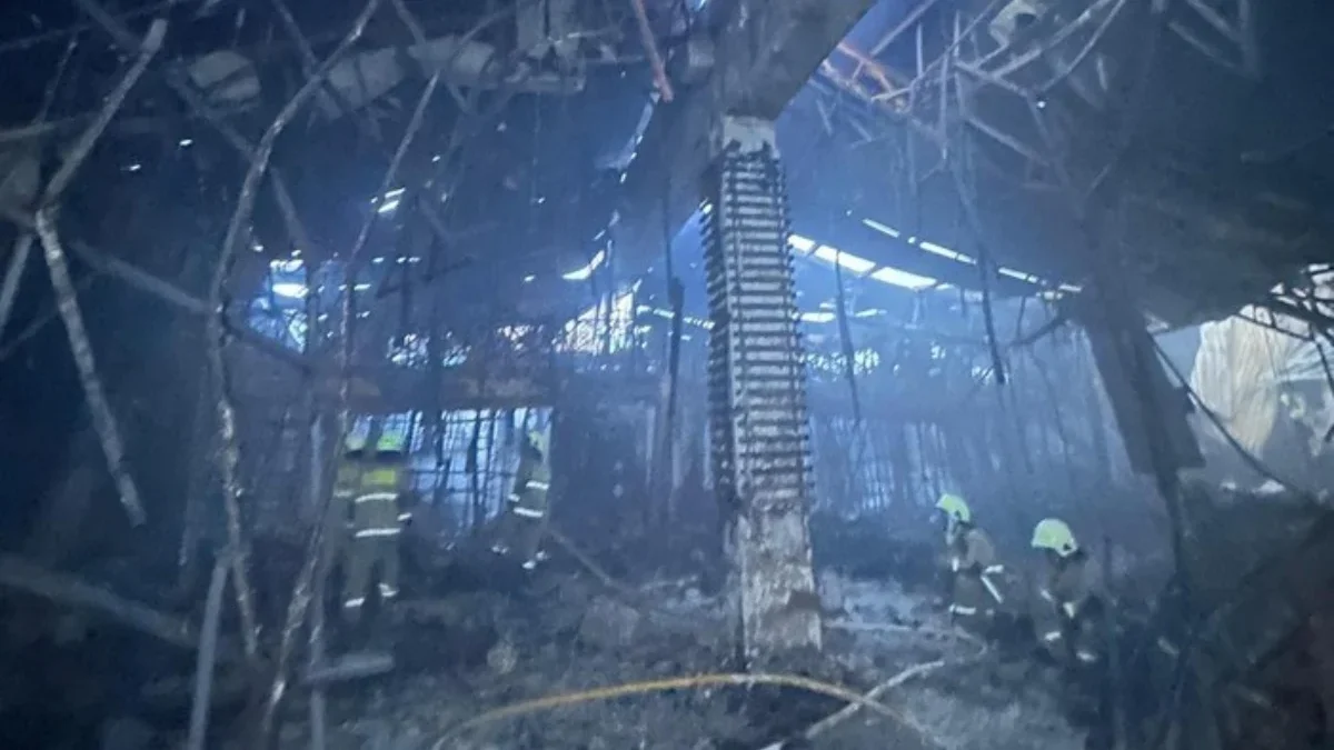 1 Jenazah Tak Dikenali Ditemukan di Lantai 8 Glodok Plaza Petugas damkar masih mencari orang yang dilaporkan hilang saat kebakaran Glodok Plaza. Salah satu lantai yang