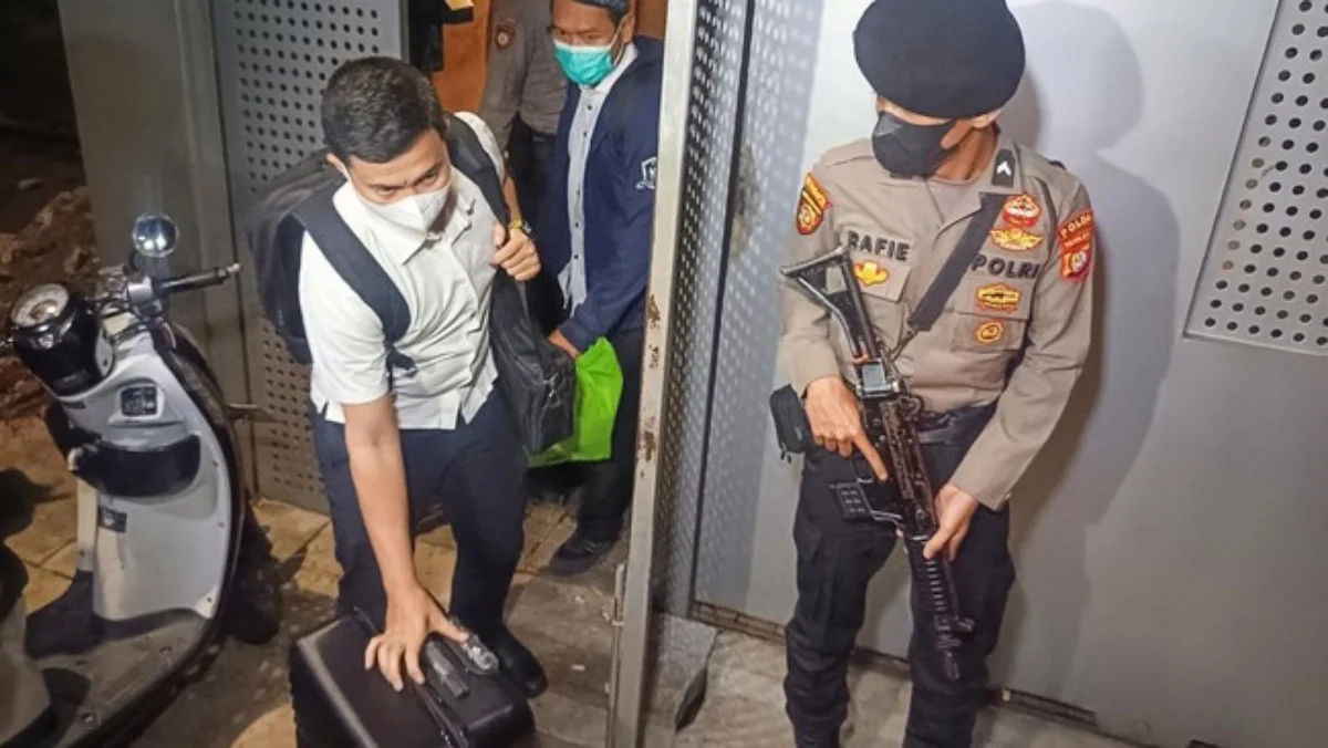 5 Jam KPK Geledah Rumah Djan Faridz Bawa 3 Koper KPK menyita sejumlah dokumen dan barang bukti elektronik usai menggeledah rumah kediaman mantan Anggota Dewan