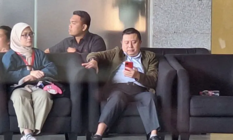 KPK Panggil Sopir Saeful Bahri Sebagai Saksi Terkait Harun Masiku Penyidik Komisi Pemberantasan Korupsi (KPK) memeriksa Saeful Bahri (kanan) sebagai saksi penyidikan perkara du