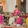 Paku Buwono XIII duduk&nbsp;singgasana raja saat acara&nbsp;Tingalan Dalem Jumenengan Paku Buwono (PB) XIII ke