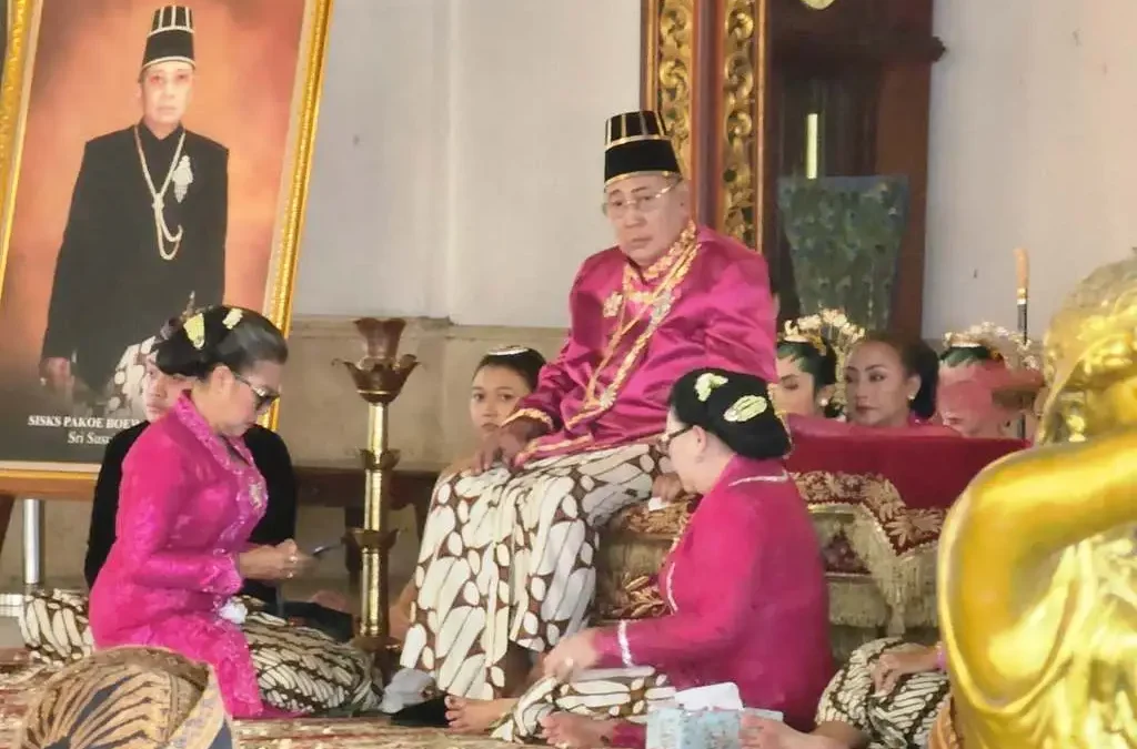 Paku Buwono XIII duduk&nbsp;singgasana raja saat acara&nbsp;Tingalan Dalem Jumenengan Paku Buwono (PB) XIII ke