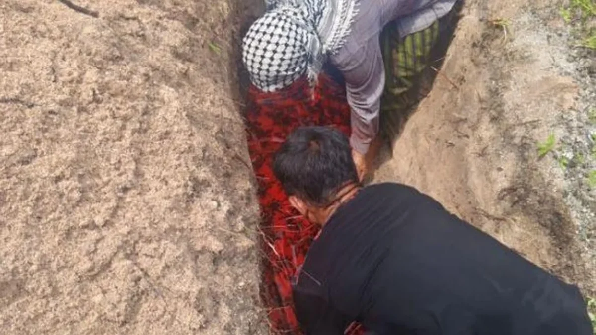 Mayat pria tanpa kepala yang ditemukan di Pantai Jinato Selayar dikuburkan. (dok. Istimewa)