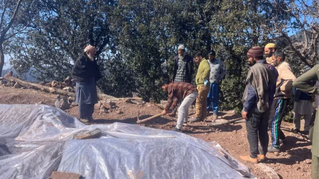 Penyakit Misterius Tewaskan 17 Orang di India, Serang Sistem Saraf Pihak berwenang di Jammu dan Kashmir memberlakukan pengawasan ketat di desa Baddal ketika kuburan digali di te