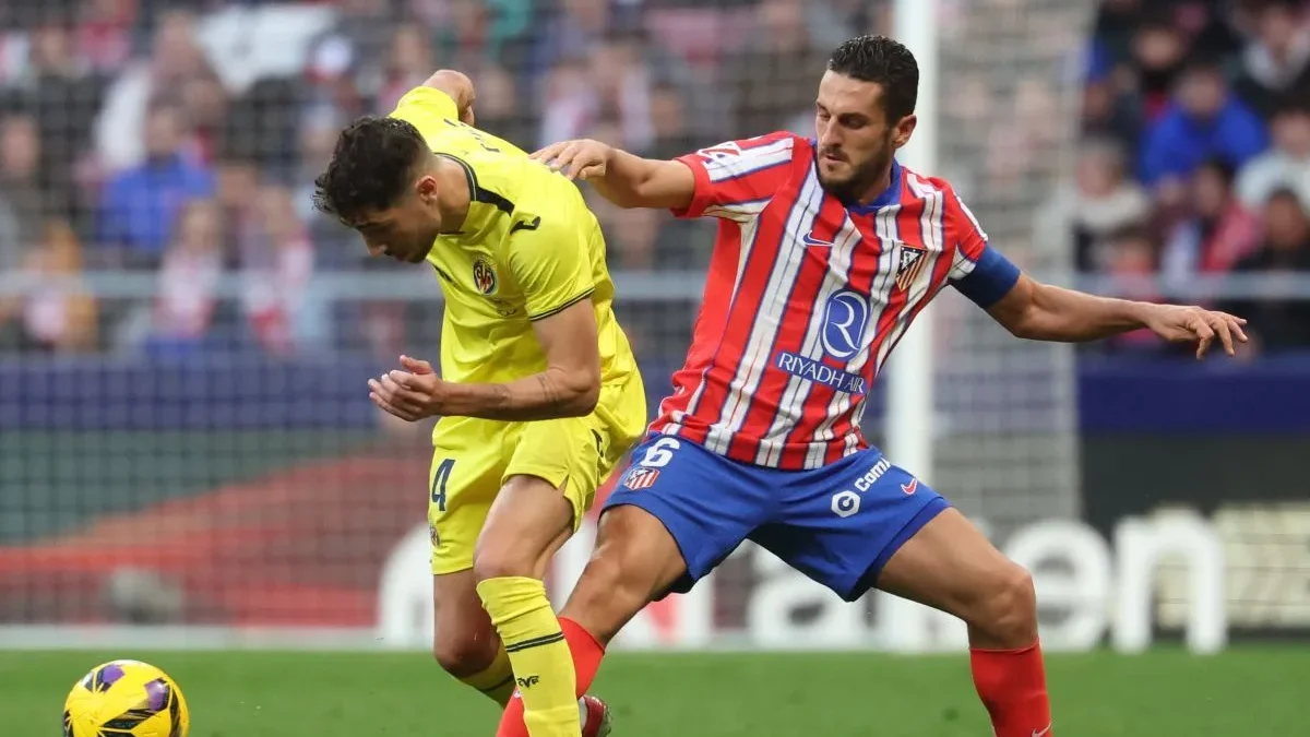 Hindari Kekalahan, Los Colchoneros Imbangi Submarino Amarillo 1-1 Gelandang Villarreal Santi Comesana berduel dengan gelandang Atletico Madrid Koke dalam pertandingan Liga Span