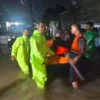 Hujan Deras Guyur Kota-Kabupaten Cirebon, Wilayah Terdampak Paling Parah Sutawinangun Petugas mengevakuasi warga yang masih terjebak banjir di Desa Sutawinangun Kedawung Cirebon. (ist