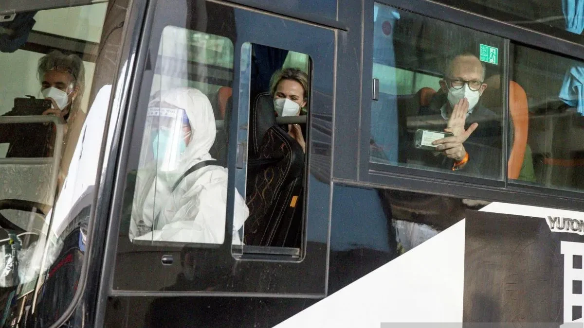 Para anggota tim WHO, yang bertugas menyelidiki asal pandemi penyakit virus corona (COVID-19), duduk di bus ya
