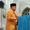 Teungku Hasbi Geudong saat membaca Al-Qur\'an pada peringatan Isra Mikraj di Masjid Al Mujahidin, Geudong-geudo
