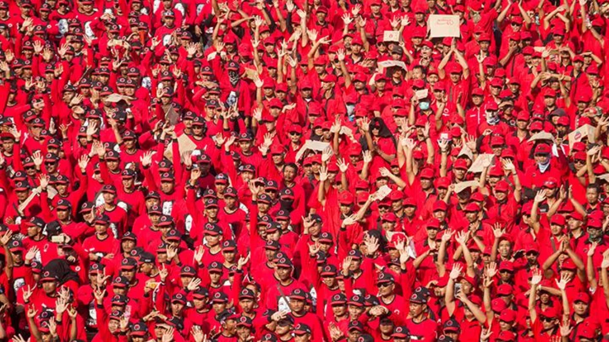 Hasil Survei Indikator Politik Indonesia: Pemilih PDIP Puas dengan Kinerja Prabowo Lampaui PAN dan PKS Kader dan simpatisan PDI Perjuangan saat mengikuti Apel Siaga PDI Perjuangan Setia Megawati, Setia NKRI di Sta