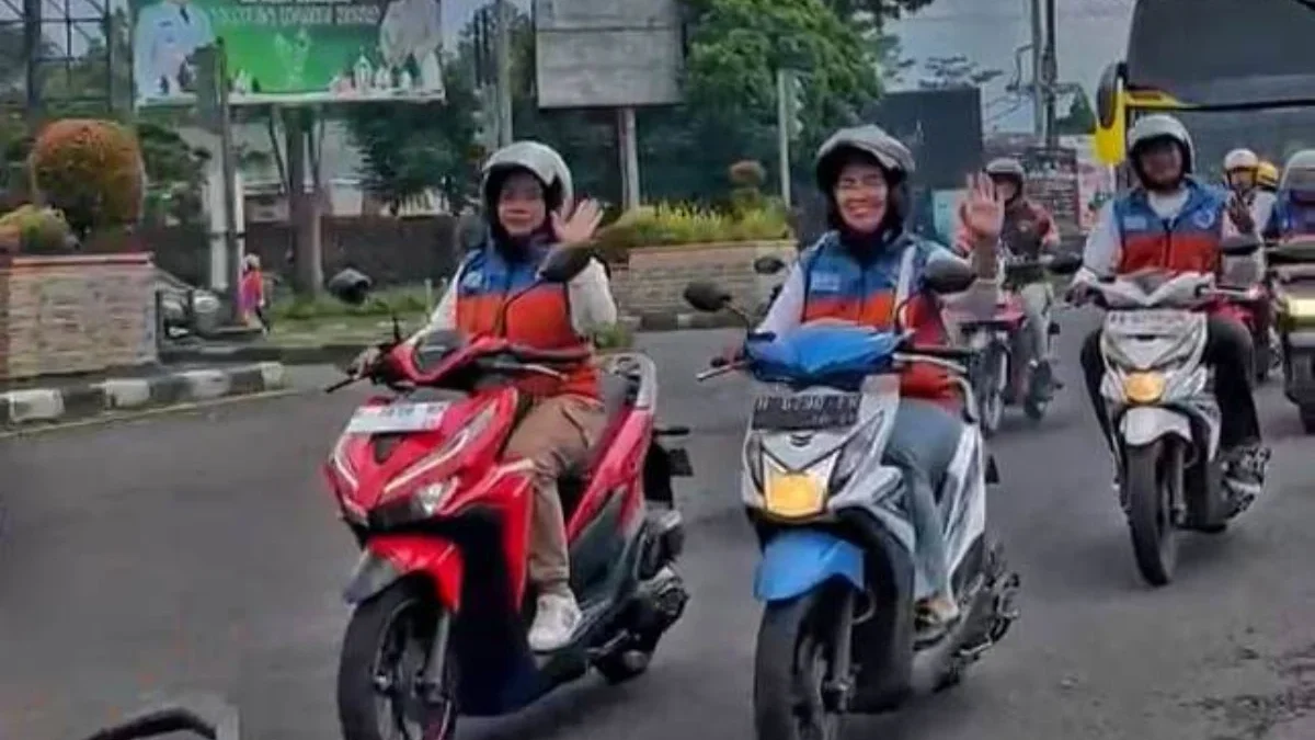 Jeggboy & Girl Ojek Online Lokal Salatiga Sambut Berkah di Musim Hujan Para dirver Jeggirl Salatiga sedang melaju di jalan raya. Foto: instagram @jeggboy