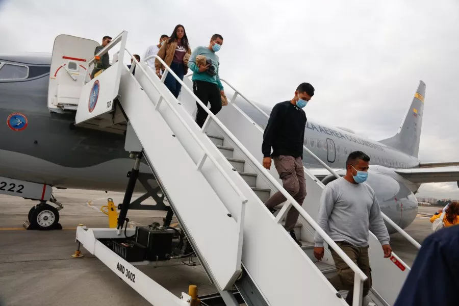 Kelompok Pertama Migran Dideportasi dari Amerika Serikat Tiba di Bandara Internasional El Dorado Kolombia Dua pesawat Angkatan Udara Kolombia yang membawa orang-orang yang dideportasi dari AS mendarat di Bandara Inte