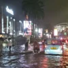 Banjir merendam Jalan Kelapa Hibrida Raya dan Bundaran Kelapa Gading, Jakarta Utara (Foto: Akun X @Lori)