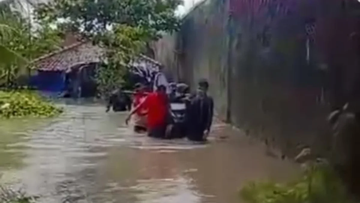 Kawasan pemukiman warga di Desa Eretan Kulon, Kecamatan Kandanghaur, Kabupaten Indramayu, Jawa Barat, dilanda