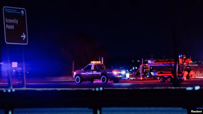 Kendaraan tim tanggap darurat berangkat meninggalkan Gravelly Point, menyusul tabrakan antara pesawat American