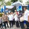 Pj Wali Kota Salatiga sedang mencoba meminum air langsung di Perumahan Puri Wahid Regency di Kelurahan Randuac