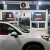 Sebuah mobil melewati pos pemeriksaan yang sekarang kosong di perbatasan Giurgiu di Rumania. 1 Januari 2025 ©