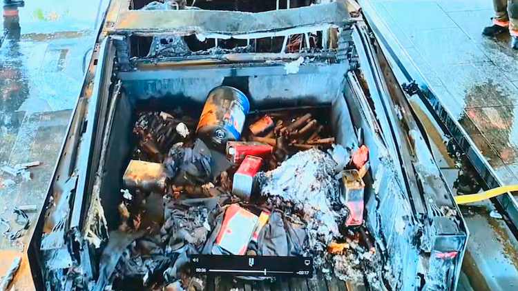 Video yang menunjukkan kaleng gas, tabung berkemah, dan mortir kembang api yang terbakar di bagian belakang Te